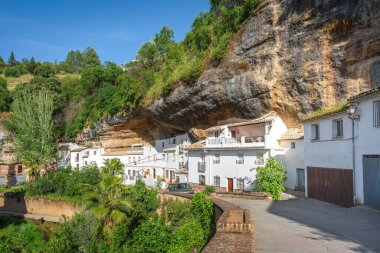 Setenil de las Bodegas, Endülüs, İspanya Kayalık Konutları ile Jaboneria Caddesi 'ni ara.