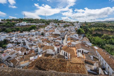 Setenil Beyaz Sarayı 'nın hava manzarası - Setenil de las Bodegas, Endülüs, İspanya