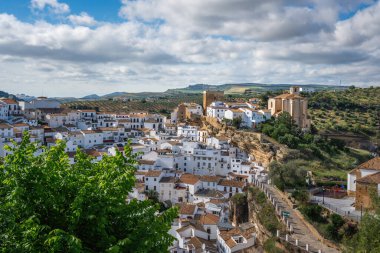 Encarnacion Kilisesi ve Torreon del Homenage Kulesi - Setenil de las Bodegas, Endülüs, İspanya
