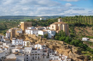 Encarnacion Kilisesi ve Torreon del Homenage Kulesi - Setenil de las Bodegas, Endülüs, İspanya