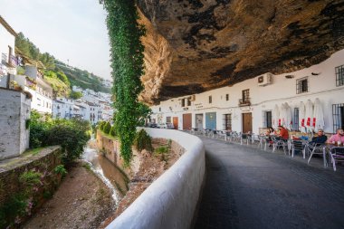 Endülüs, İspanya - 7 Mayıs 2019: Kayalık konutlu ve restoranlı Cuevas del Sol Caddesi - Setenil de las Bodegas, Endülüs, İspanya