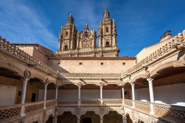 Salamanca, İspanya - 16 Mart 2019: Casa de las Conchas (Kabuk Evi) Avlusu ve La Clerecia Kilisesi - Salamanca, İspanya