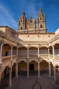 Salamanca, İspanya - 16 Mart 2019: Casa de las Conchas (Kabuk Evi) Avlusu ve La Clerecia Kilisesi - Salamanca, İspanya