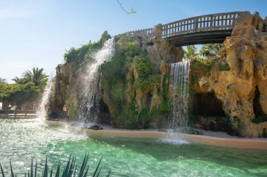 Ceneviz Parkı 'nda Cascade ve Grotto - Cadiz, Endülüs, İspanya