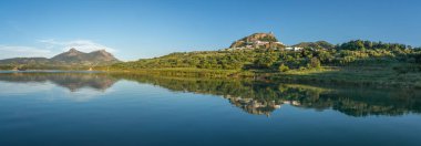 Zahara de la Sierra 'nın Reservoir Gölü ve Lagarin ve Las Grajas Dağları' ndaki panoramik manzarası - Zahara de la Sierra, Endülüs, İspanya