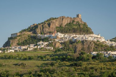 Zahara de la Sierra silueti beyaz evler ve kale kulesi - Zahara de la Sierra, Endülüs, İspanya