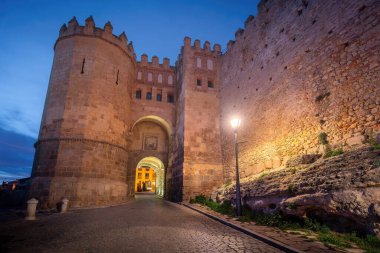 Geceleri Puerta de San Andres Geçidi - Segovia, İspanya