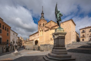 Segovia, İspanya - 13 Mar 2019: Plaza Medina del Campo Meydanı Juan Bravo Anıtı ve San Martin Kilisesi - Segovia, İspanya