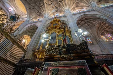 Segovia, İspanya - 14 Aralık 2019: Segovia Katedrali 'nde Boru Organı - Segovia, İspanya