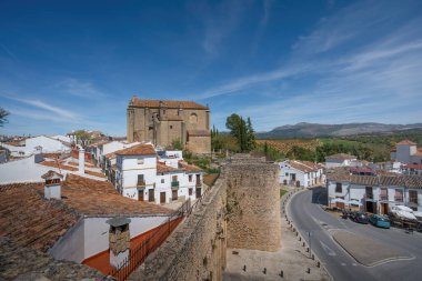 Puerta de Almocabar Kapısı ve Duvarlar ve Kutsal Ruh Kilisesi (Iglesia del Espiritu Santo) - Ronda, Endülüs, İspanya