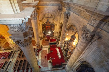 Ronda, İspanya - 28 Nisan 2019: Santa Maria la Mayor Altar ve Nave Kilisesi - Ronda, Endülüs, İspanya