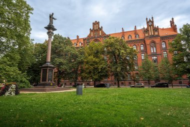 Wroclaw, Polonya - 20 Ağustos 2019: Başkent Papaz Okulu ve İsa Heykeli - Wroclaw, Polonya