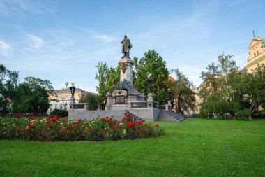 Varşova, Polonya - 25 Ağustos 2019: Adam Mickiewicz Anıtı - Varşova, Polonya