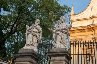 Krakow, Polonya - 25 Ekim 2019: Azizler Peter ve Paul Kilisesi önünde 12 Havari Heykeli - St. Simon ve St. Philip - Krakow, Polonya