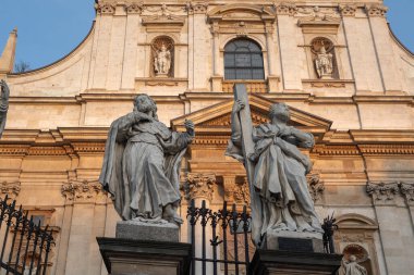 Krakow, Polonya - 25 Ekim 2019: Azizler Peter ve Paul Kilisesi önünde 12 Havari Heykeli - St. James ve St. Peter - Krakow, Polonya