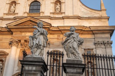 Krakow, Polonya - 25 Ekim 2019: Azizler Peter ve Paul Kilisesi önünde 12 Havari Heykeli - St. Jude Thaddeus ve St. Matthias - Krakow, Polonya