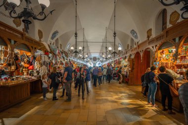 Krakow, Polonya - 27 Ekim 2019: Ana Meydan 'daki Kuaför Salonu - Krakow, Polonya