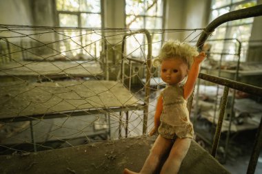 Çernobil, Ukrayna - Ağustos 06, 2019: Anaokulunda terk edilmiş bebek - Kopachi Köyü, Çernobil Yasaklama Bölgesi, Ukrayna