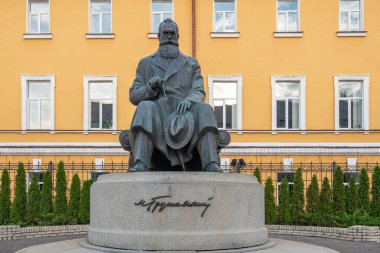 Kyiv, Ukrayna - 10 Ağustos 2019: Mykhailo Hrushevsky Anıtı - Kiev, Ukrayna