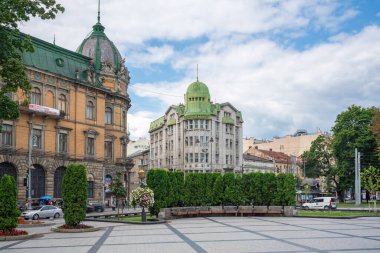 Lviv, Ukrayna - 17 Ağustos 2019: Eski Banks Binaları ile Svobody Caddesi - Lviv, Ukrayna