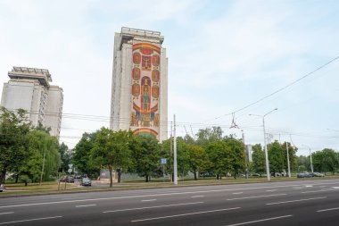 Minsk, Belarus - Ağustos 02, 2019: Sovyet Dönemi Binaları ile Kahramanlar Şehri Mozaiği - Alexander Kishchenko - Minsk, Belarus