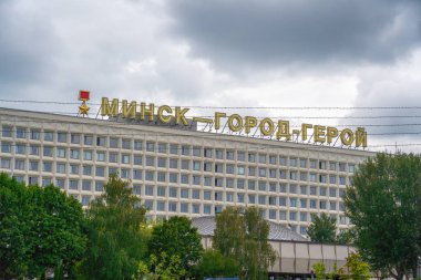 Minsk, Belarus - Aug 02, 2019: Minsk ile Modernist Sovyet Binası - Pobeditelei Bulvarı Kahraman Şehir tabelası - Minsk, Belarus