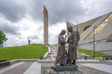 Minsk, Belarus - Ağustos 02, 2019: Bir asker ve annesinin Zafer Parkı ve Büyük Vatanseverlik Savaş Müzesi - Minsk, Belarus