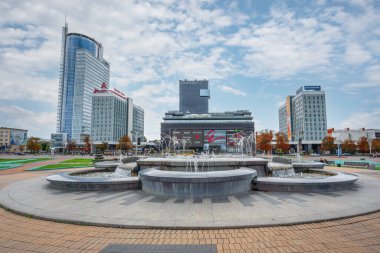 Minsk, Belarus - Minsk Financial District Modern Binaları ve Minsk Minsk Alışveriş Merkezi ile Pobeditelei Bulvarı - Minsk, Belarus