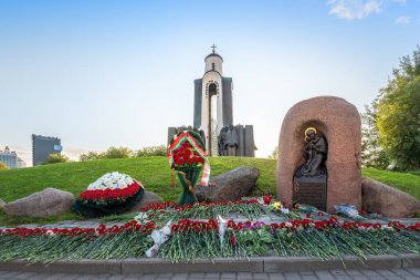 Minsk, Belarus - Ağustos 02, 2019: Paraşütçüler Günü 'nde Beyaz Rusya, Minsk' teki Anavatan Anıtı 'nın Oğulları Anıtı önünde Çiçek Adağı