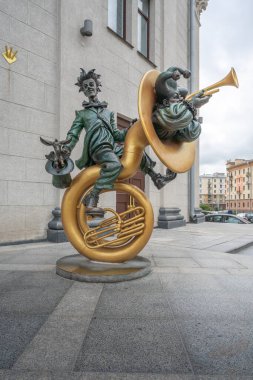 Minsk, Belarus - Ağustos 01, 2019: Beyaz Rusya Devlet Sirki önündeki Palyaço Heykeli - Minsk, Belarus