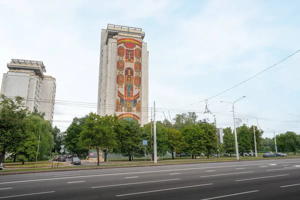 ミンスク ベラルーシ 8月02 2019 アレクサンダー キシチェンコによる英雄モザイクの都市を持つソビエト時代の建物 ミンスク ベラルーシ — ストック写真