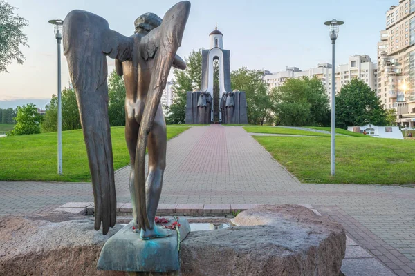 白俄罗斯明斯克 2019年8月2日 哭着的天使雕塑和哭着的祖国纪念碑之子 白俄罗斯明斯克 — 图库照片