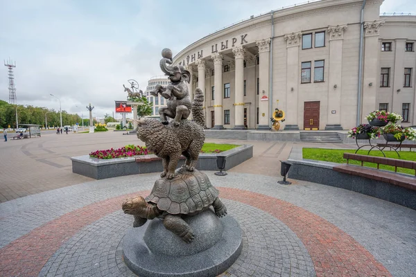 白俄罗斯明斯克 2019年8月1日 白俄罗斯明斯克 白俄罗斯国家马戏团前的带有乌龟 猫和大象雕塑的动物金字塔 — 图库照片