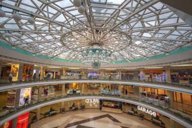 Minsk, Belarus - Aug 01, 2019: Independence Meydanı altındaki Stolitsa Yeraltı Alışveriş Merkezi - Minsk, Belarus