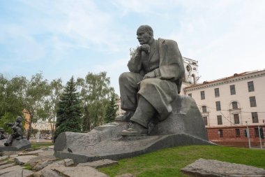 Minsk, Belarus - Yakub Kolas Meydanı 'ndaki Yakub Kolas Anıtı - Minsk, Belarus