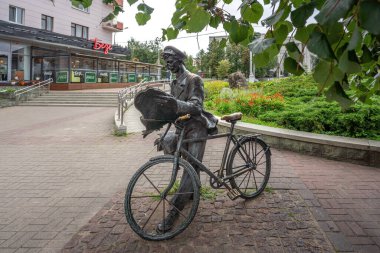 Minsk, Belarus - Ağustos 01, 2019: Vladimir Zhbanov ve Eugene Kolyçev 'in Postacı heykeli - Minsk, Belarus