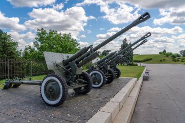 Eski Sovyet 76 mm tümen silahı M1942 (ZiS-3) - Kiev, Ukrayna