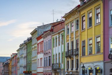 Pazar Meydanı 'ndaki renkli evler (Rynok Meydanı) - Lviv, Ukrayna