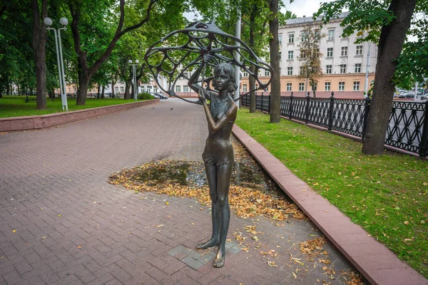 白俄罗斯 明斯克 2019年8月1日 白俄罗斯 明斯克 弗拉迪米尔 日巴诺夫的伞形雕塑女孩 — 图库照片