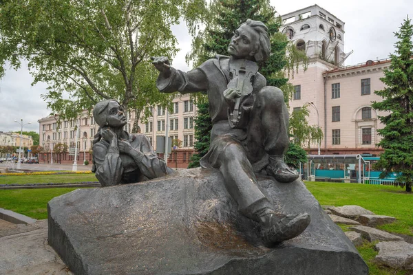 白俄罗斯明斯克 2019年8月1日 音乐家西蒙和安娜在白俄罗斯明斯克Yakub Kolas广场的诗歌创作 — 图库照片