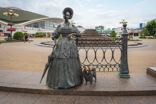 白俄罗斯明斯克 2019年8月1日 白俄罗斯明斯克Komarovsky市场广场 Vladimir Zhbanov的 Lady Dog Sculpture — 图库照片