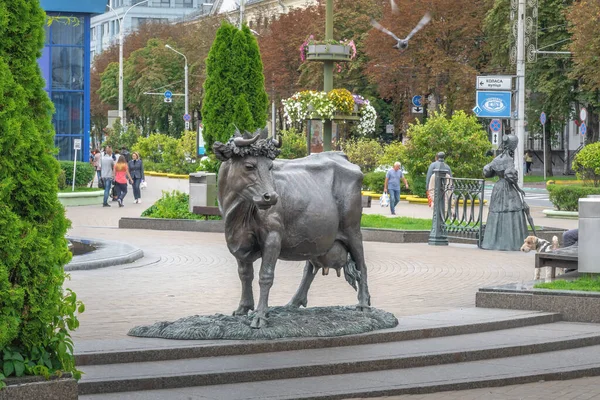 白俄罗斯明斯克 2019年8月1日 Vladimir Zhbanov在白俄罗斯明斯克Komarovsky市场广场的奶牛雕塑 — 图库照片