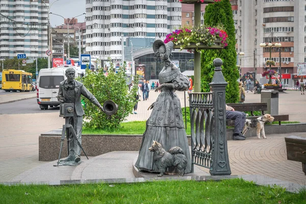白俄罗斯明斯克 2019年8月1日 白俄罗斯明斯克Komarovsky市场广场的摄影师和带着狗雕塑的女士 — 图库照片