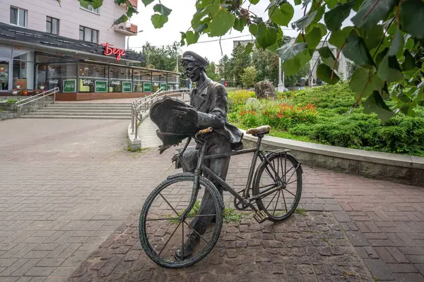 白俄罗斯明斯克 2019年8月1日 由Vladimir Zhbanov和Eugene Kolchev创作的邮递员雕塑 白俄罗斯明斯克 — 图库照片