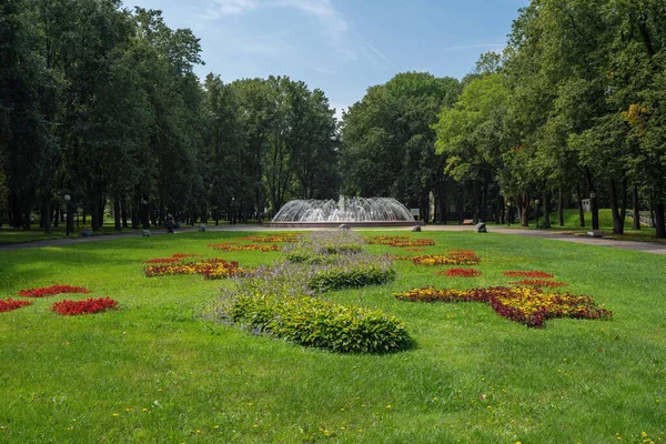 白俄罗斯明斯克Janka Kupala公园的喷泉 — 图库照片
