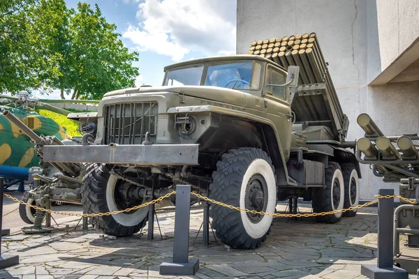 Eski Sovyet Çoklu Roket Fırlatma Sistemi BM-21 Grad - Kiev, Ukrayna