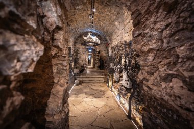 Tallinn, Estonya - 10 Haziran 2019: Kiek 'in yeraltı kale geçitlerinde oyulmuş taş müzesi - Tallinn, Estonya