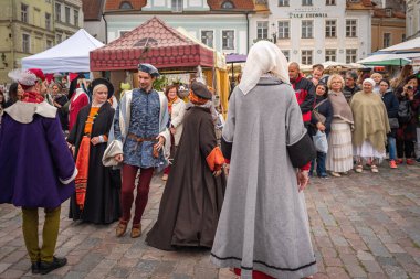 Tallinn, Estonya - 11 Temmuz 2019: Kasaba Meydanı Ortaçağ Festivali 'nde Geleneksel Dans Performansı - Tallinn, Estonya