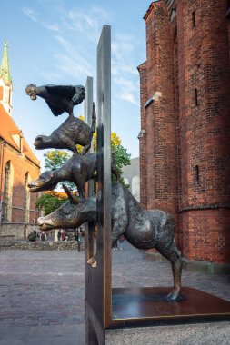 Riga, Letonya - 13 Temmuz 2019: Bremen Town Müzisyenleri Heykeli Krista Baumgaertel - Riga, Letonya