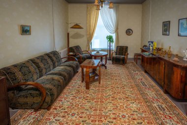 Riga, Letonya - 17 Haziran 2019: 1930 Letonya Cumhuriyeti 'nden oturma odası (1918-1940) - Riga, Letonya